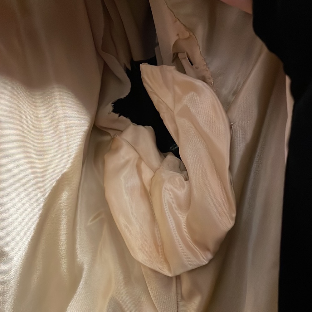 VINTAGE black velvet coat, lined in gold silk. Small. Needs repairs. - Picture 7 of 8